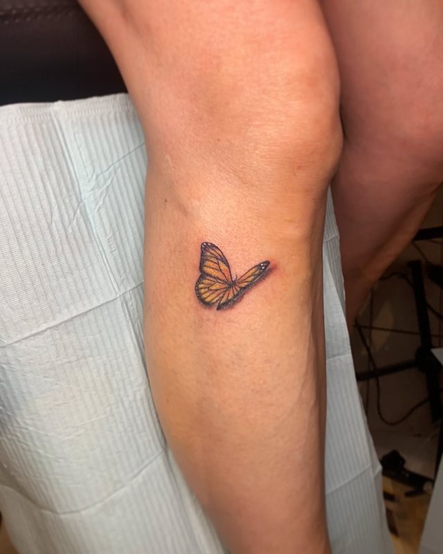 tattoo femenino de mariposa en 3d 52