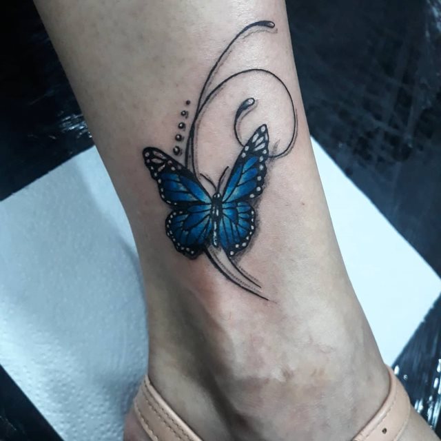 tattoo femenino de mariposa en 3d 57