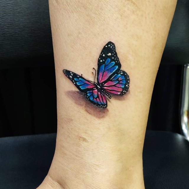 tattoo femenino de mariposa en 3d 64