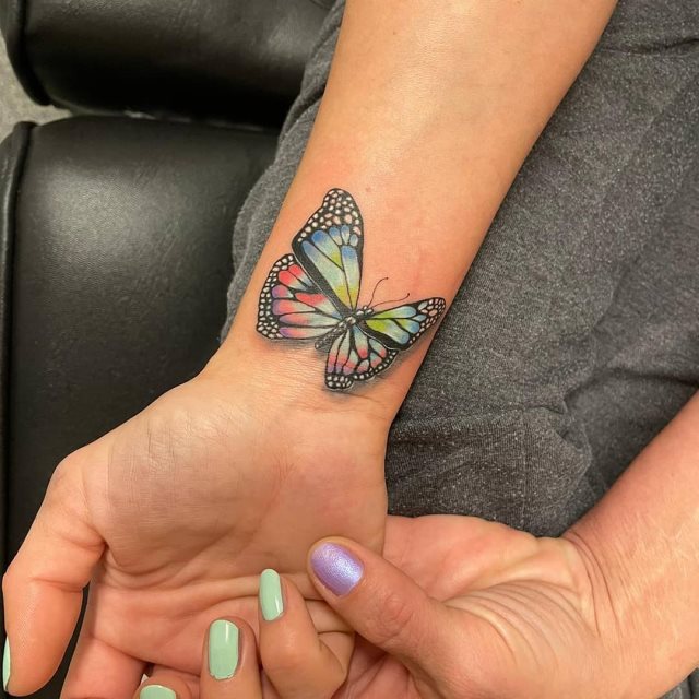 tattoo femenino de mariposa en 3d 65