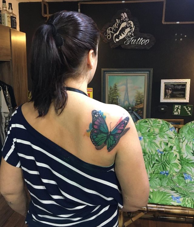 tattoo femenino de mariposa en 3d 69