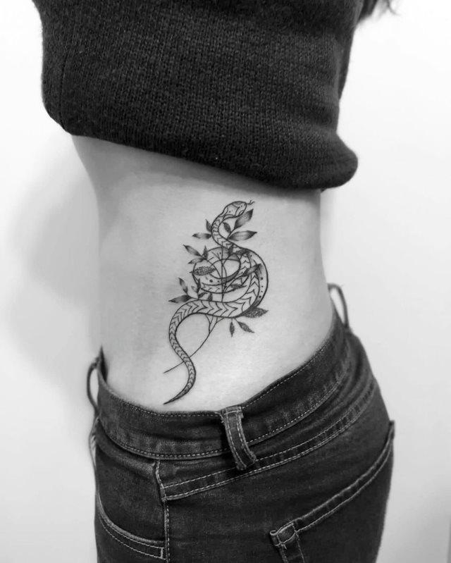 tattoo femenino de serpiente 01