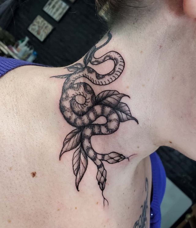 tattoo femenino de serpiente 13