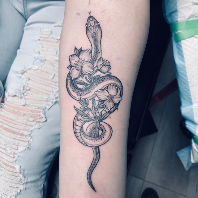 tattoo femenino de serpiente 14