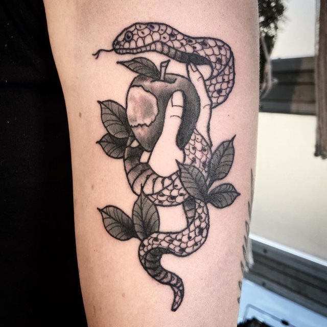 tattoo femenino de serpiente 16