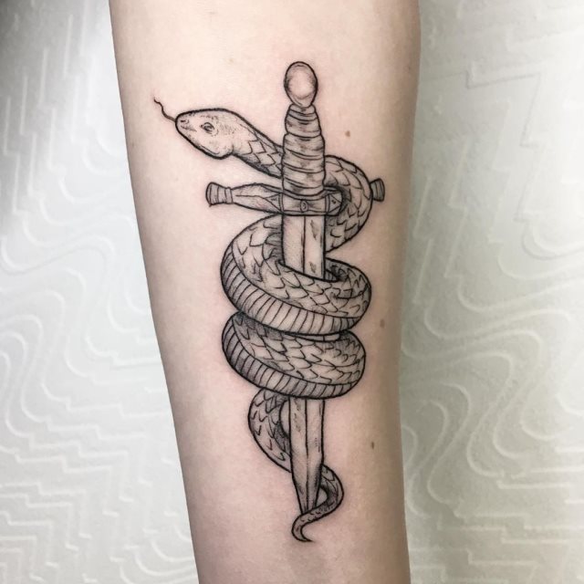 tattoo femenino de serpiente 17
