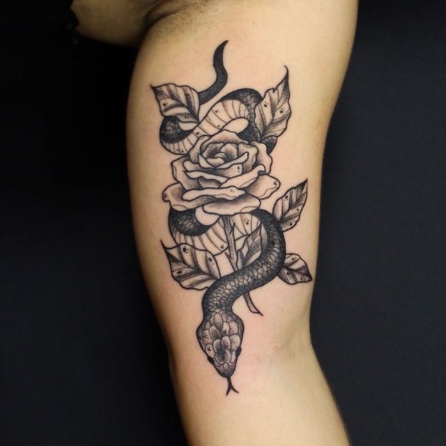 tattoo femenino de serpiente 23