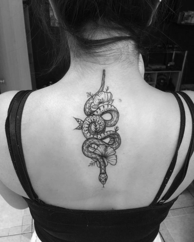 tattoo femenino de serpiente 26