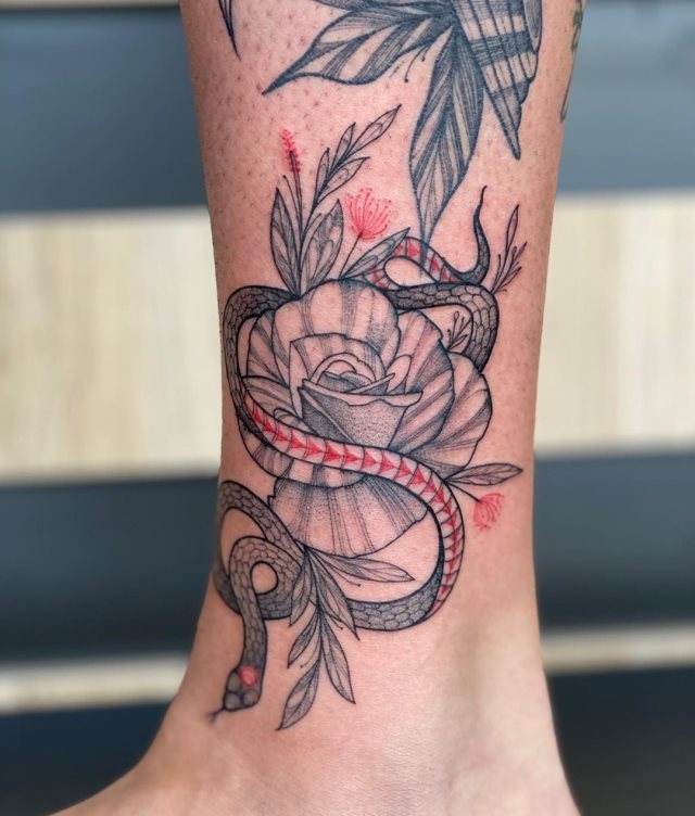 tattoo femenino de serpiente 29
