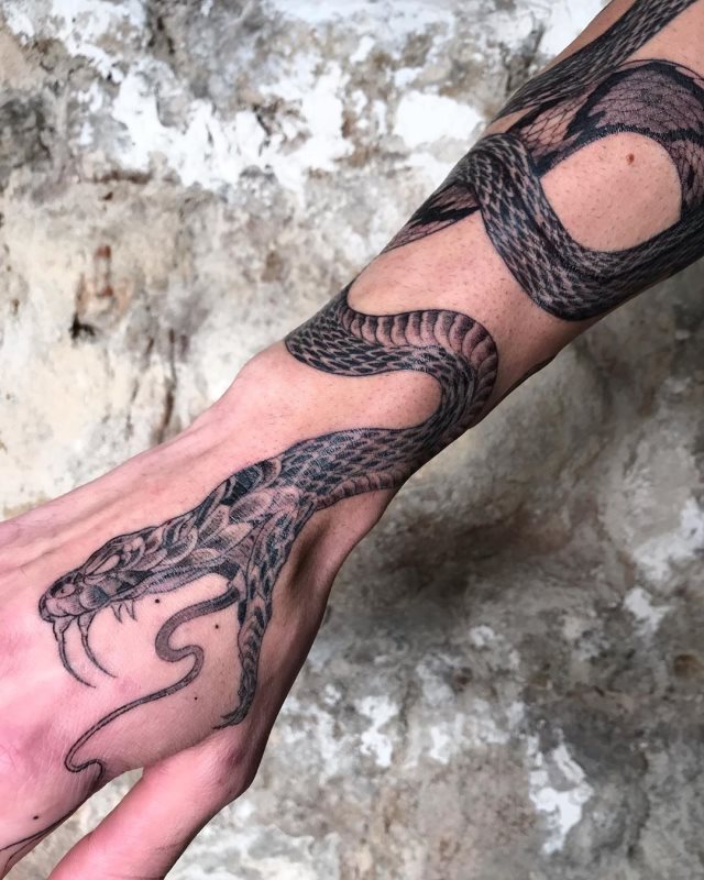tattoo femenino de serpiente 30