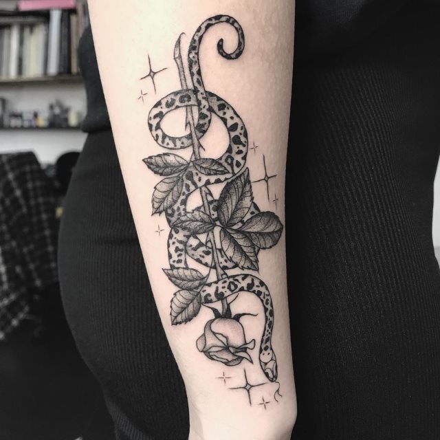 tattoo femenino de serpiente 35
