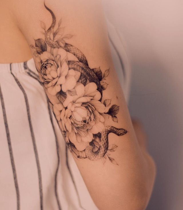 tattoo femenino de serpiente 43