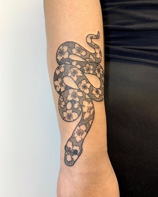 tattoo femenino de serpiente 46