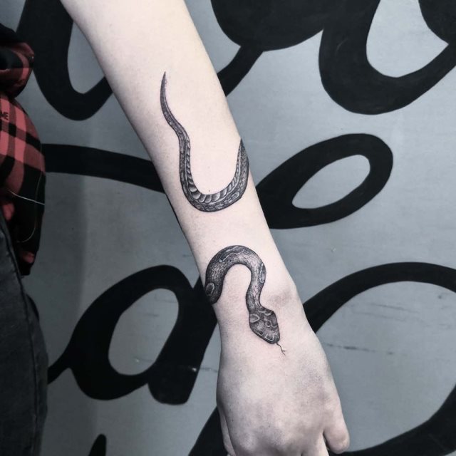 tattoo femenino de serpiente 54