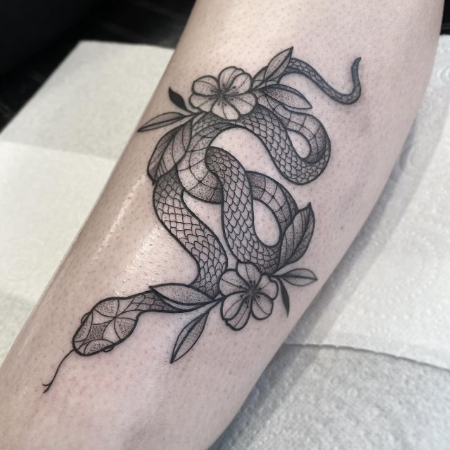 tattoo femenino de serpiente 70