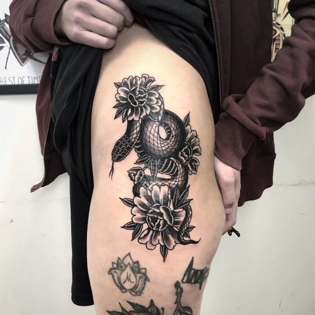 tattoo femenino de serpiente 75
