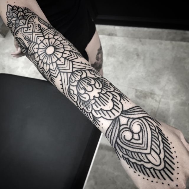 tattoo femenino de tribal 45