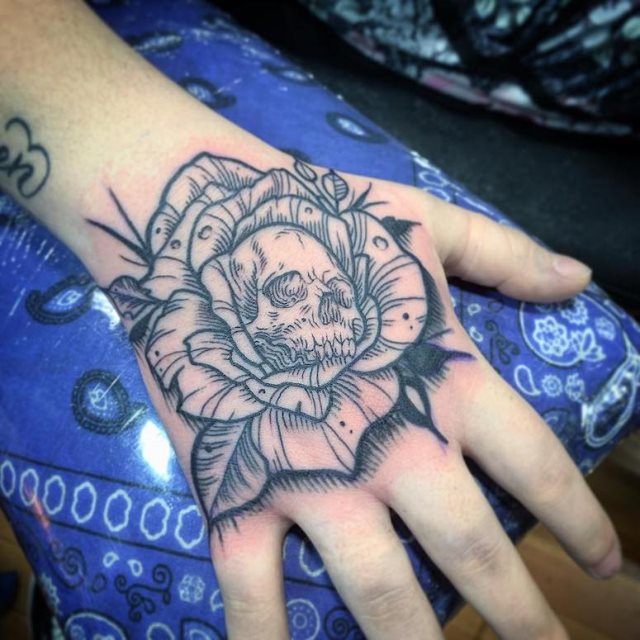 tattoo femenino de una calavera 101