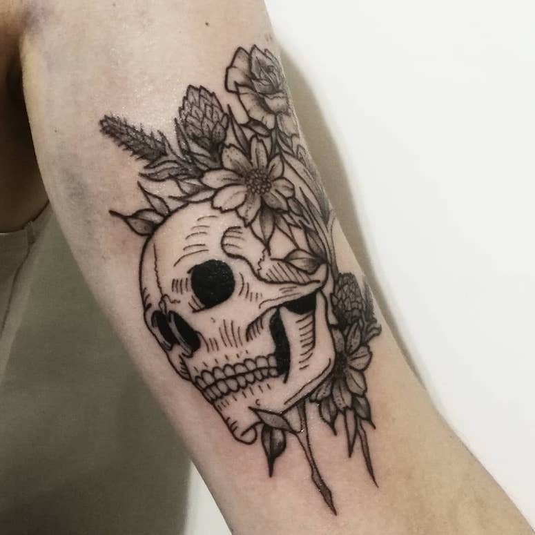 tattoo femenino de una calavera 105