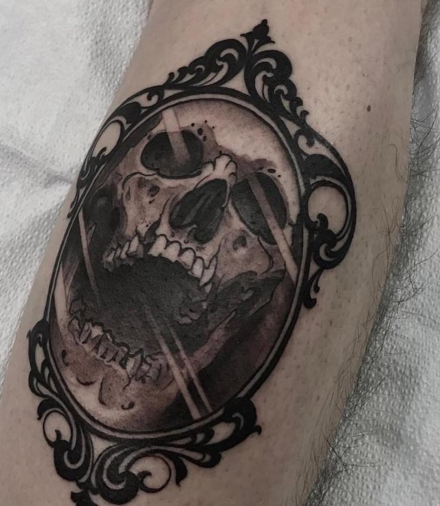 tattoo femenino de una calavera 107
