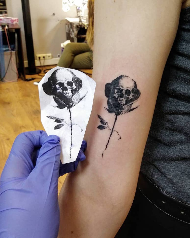 tattoo femenino de una calavera 13