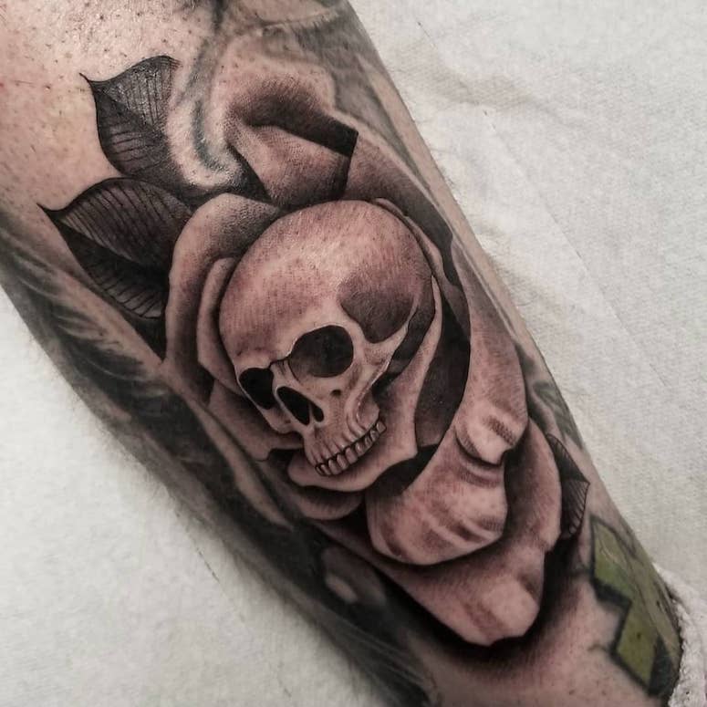 tattoo femenino de una calavera 16