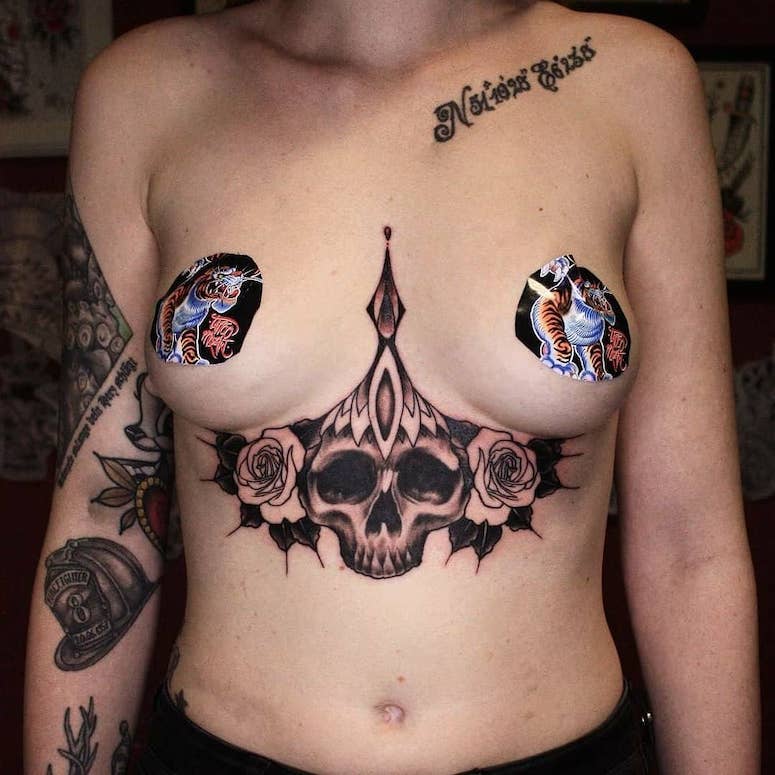 tattoo femenino de una calavera 19
