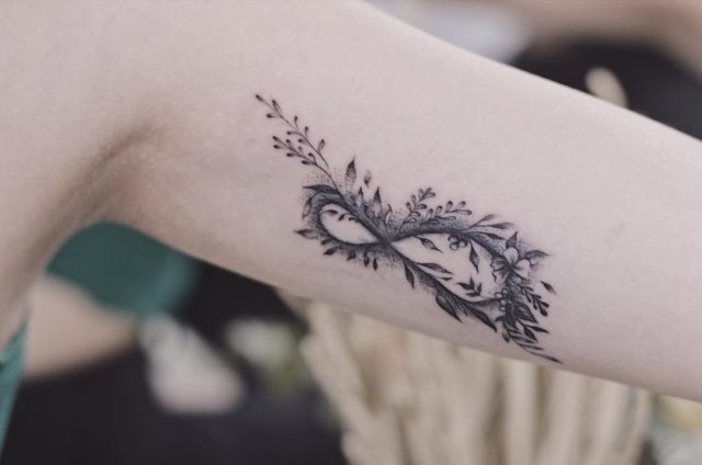 tattoo femenino del infinito 50