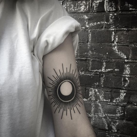 tattoo femenino del sol 13