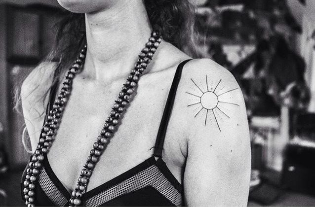 tattoo femenino del sol 24