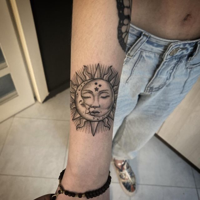 tattoo femenino del sol y la luna 11