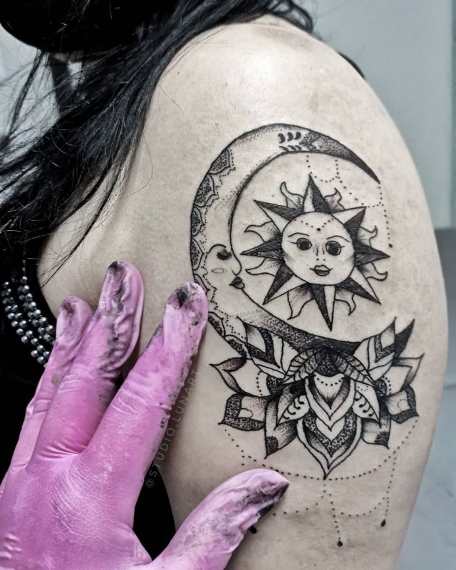 tattoo femenino del sol y la luna 40