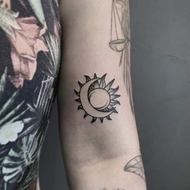 tattoo femenino del sol y la luna 67