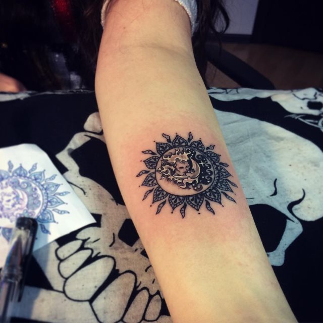 tattoo femenino del sol y la luna 68