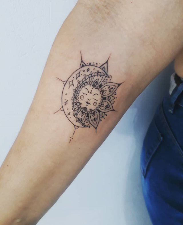 tattoo femenino del sol y la luna 72