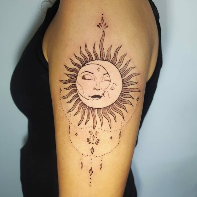 tattoo femenino del sol y la luna 76