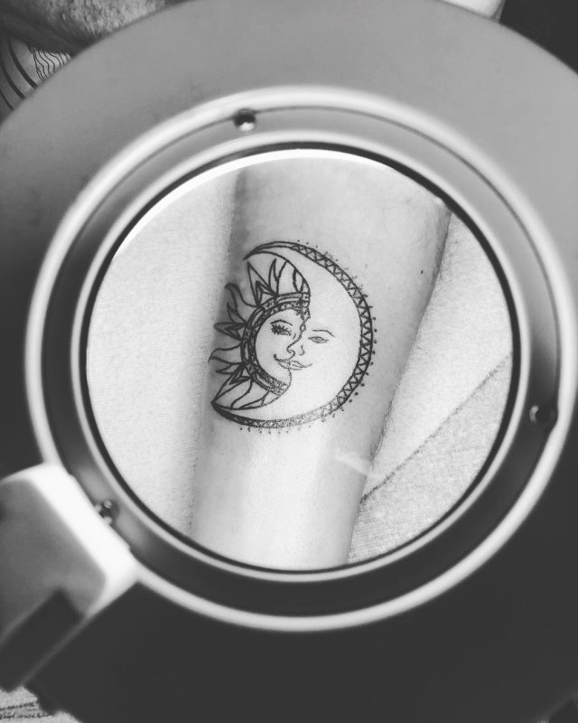 tattoo femenino del sol y la luna 99