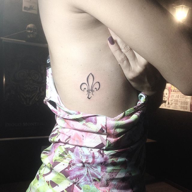 tattoo femenino flor de lis 01