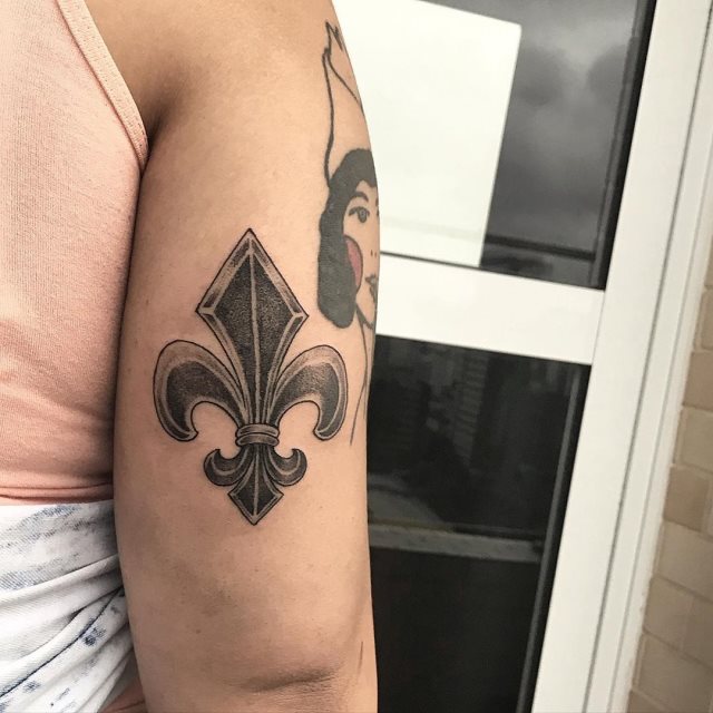 tattoo femenino flor de lis 03