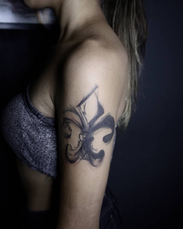 tattoo femenino flor de lis 05