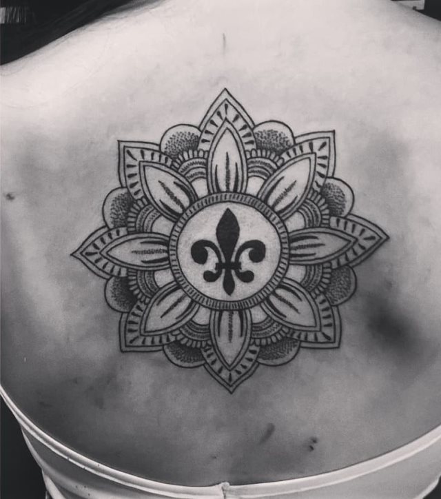 tattoo femenino flor de lis 06