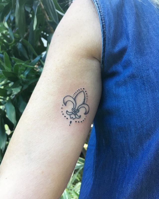 tattoo femenino flor de lis 07