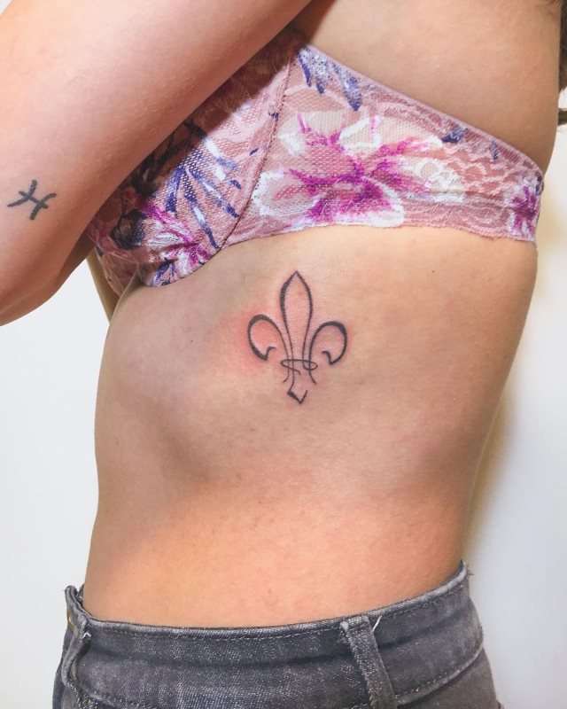 tattoo femenino flor de lis 09
