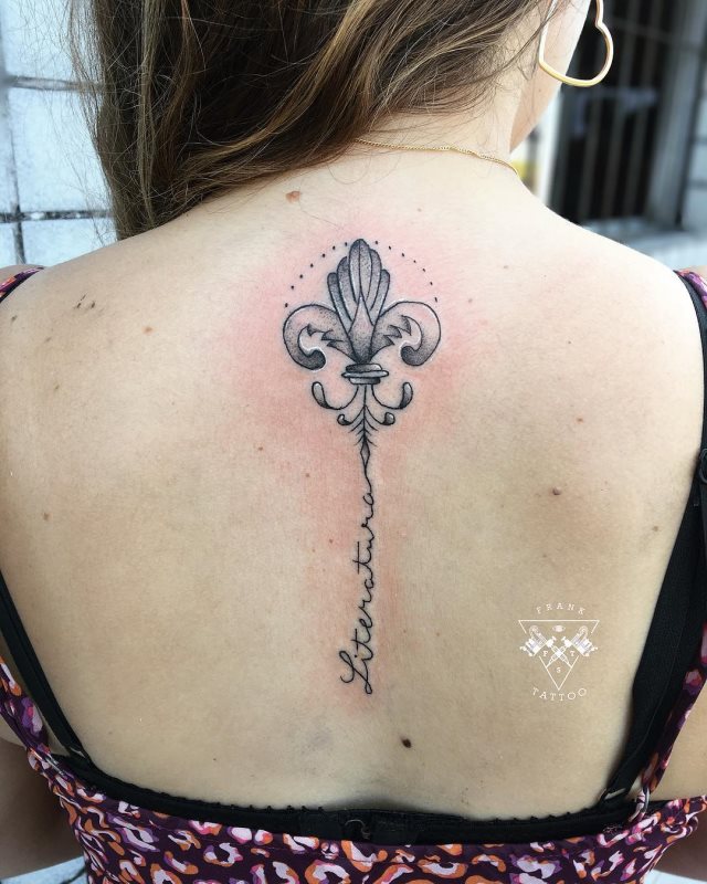 tattoo femenino flor de lis 10