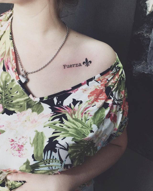 tattoo femenino flor de lis 14