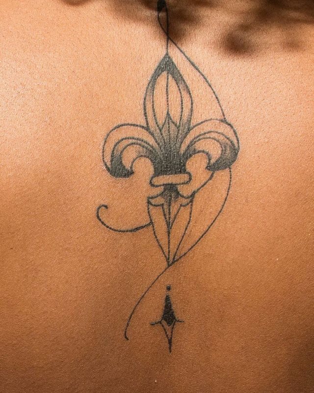 tattoo femenino flor de lis 15