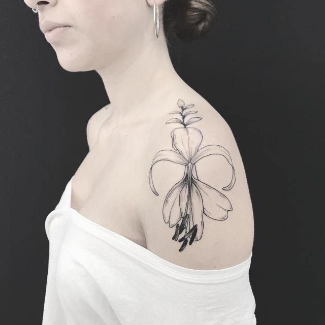 tattoo femenino flor de lis 16