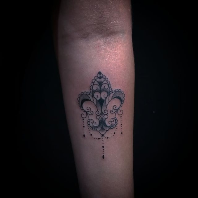 tattoo femenino flor de lis 17