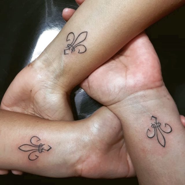 tattoo femenino flor de lis 18