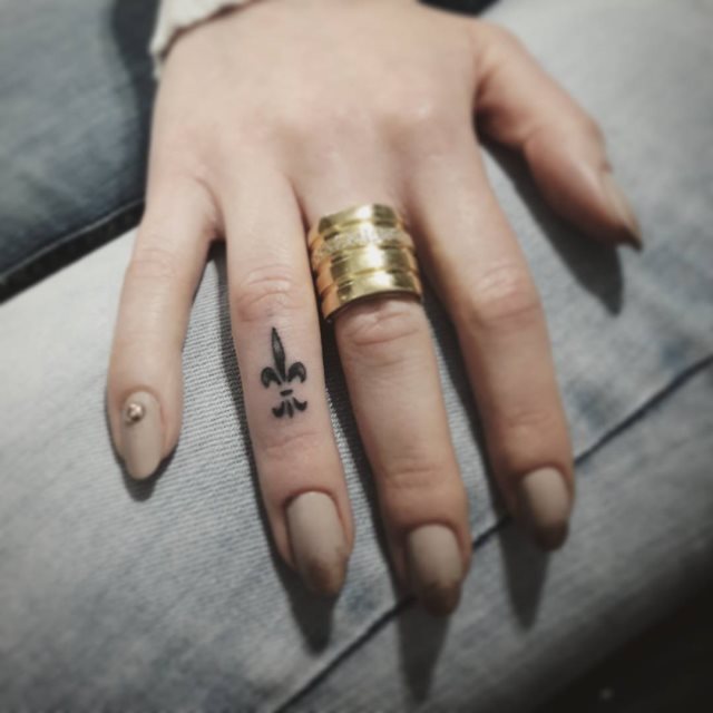 tattoo femenino flor de lis 21